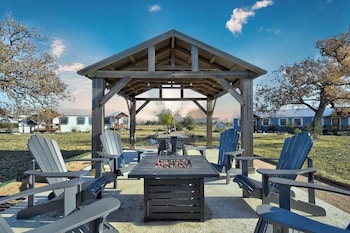 Windmill Meadows Cottages-Firepit-Hill Country Views!!,,3 star