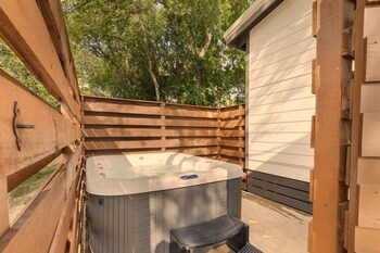 Mimosa Waterfront With Hot Tub,,3 star