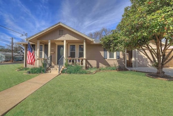 Osh Walk To Main St,802 N Orange St.,3 star