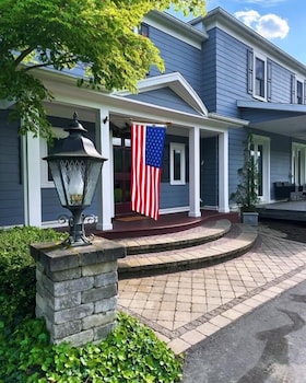 37 Oak Ridge House,37 Oak Ridge Ln,3 star