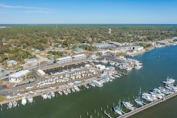 The Moorings Hotel And Marina,1000 Hwy 98,3 star