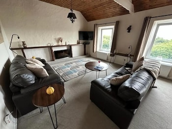 2 bed sleeps 4 sea view pet friendly parking