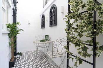 central apartment with patio sofa bed