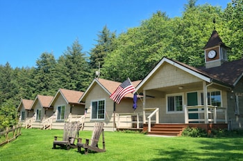 Siltcoos Station Retreats,83028 Siltcoos Station Rd,4 star