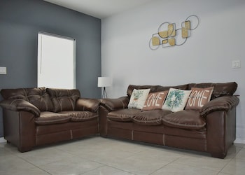 Elegant Apartment 10 Min To Mercedes Outlets,,2 star