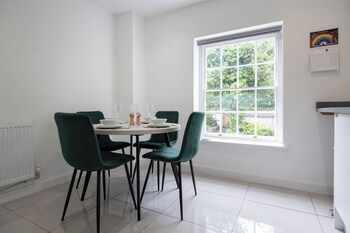 cosy 1bd in malvern with stunning views
