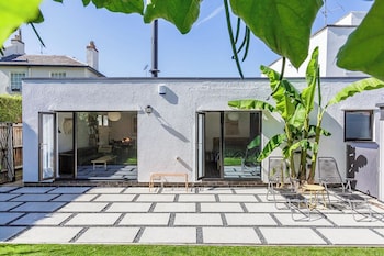 mid century modern style 1bd with garden