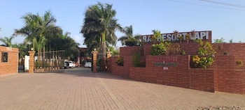 Raj Resort Vapi,,2 star