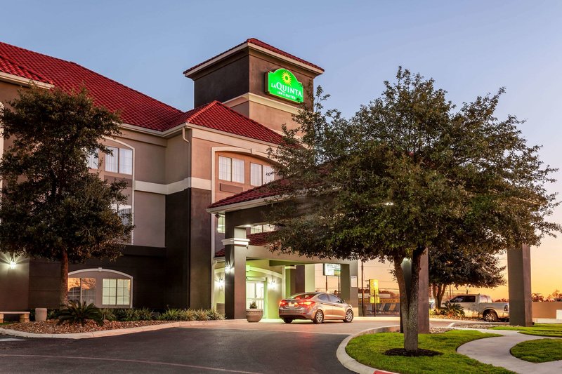 La Quinta Inn & Suites By Wyndham New Braunfels,Galveston County>>Bexar County,2.5 star