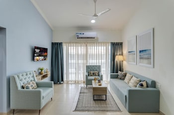 luxe 1bhk w pool sauna 1km to the beach