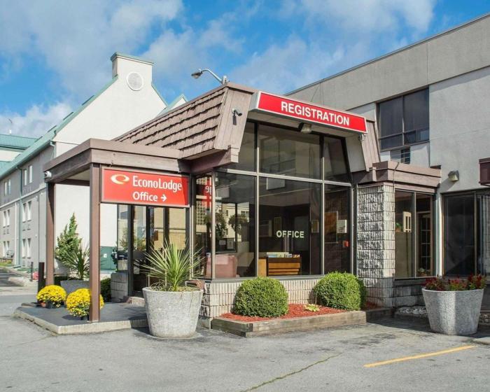 econo lodge by the falls