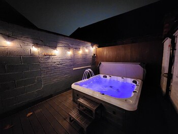 derby city centre apartment with roof top hot tub
