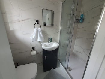 private room ensuite bathroom free parking