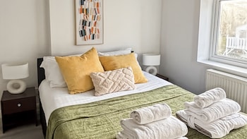 Family Holiday Home With Hot Tub & Sauna Sleeps 8,,3 star