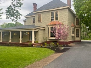 210 Main St,,3 star