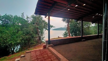 Laughing Elephants,,2 star