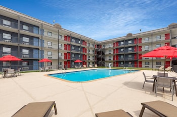 Ramada By Wyndham Kenner/New Orleans Airport South,,2 star