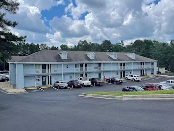 Live In Lodge,4350 Stone Mountain Hwy,2 star