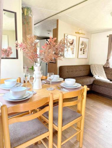 Harwich - Caravan - Sleeps 10 - Garden - Pool,,3 star
