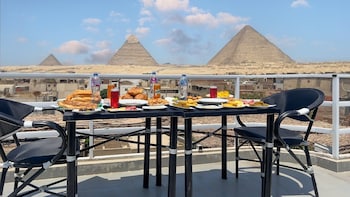 kings pyramids view inn