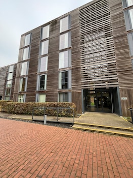 Stringfellow Hall,,3 star