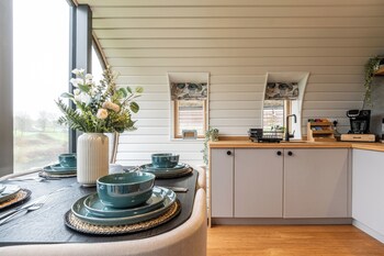 Sustainable 2Bd Pod On Old Chalford Farm,,2 star