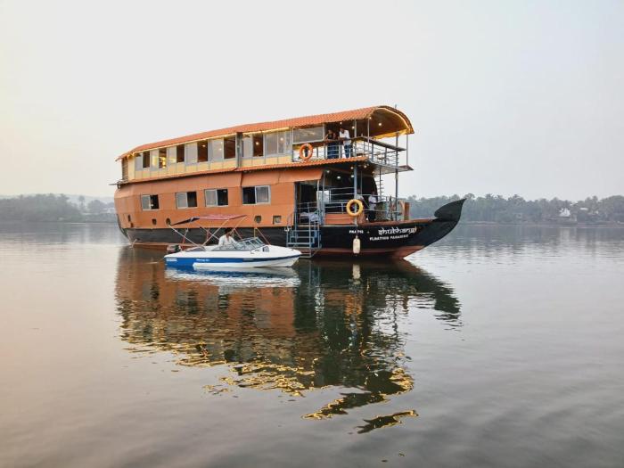 Aquaholic - A Floating Villa,,2 star