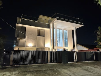 khoo family villa