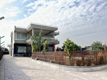 gobravo 11 6bhk farm with pool gurgaon