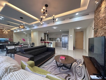 skyline luxe 4br retreat with en suites