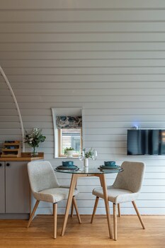 Stunning Ecoretreat Pods In Old Chalford,,2 star