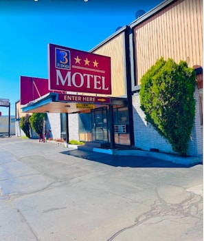 Three Judges Motel,,2 star