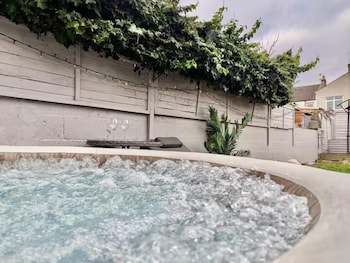 central 3br home with hot tub sleeps 10