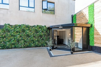 Above Hotels,,4 star