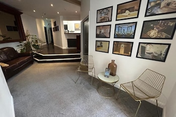 The Hideaway - 2-Bedroom Apartment With Outdoor Terrace & Free Parking,,4 star