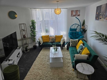 Luxury Stylish Charming City Apartment With Private Entrance In Wolverhampton,,2 star