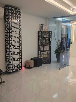 titanic residence 7 minute walk to the beach