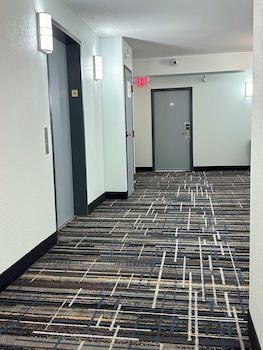 Blueway Inn & Suites Roseville,2550 Cleveland Ave N,3 star
