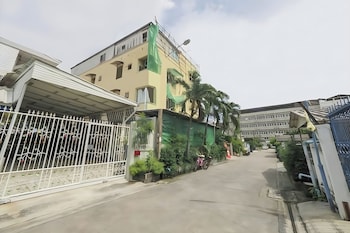 sukhum mega bangna guest house