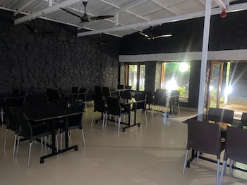 The Paradise Retreat,,2 star