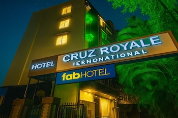 Fabhotel Cruz Royale - Nr. Bandra West,Anand Commercial Center, Sv Road, Santacruz West, Santacruz, Mumbai 400054,3 star