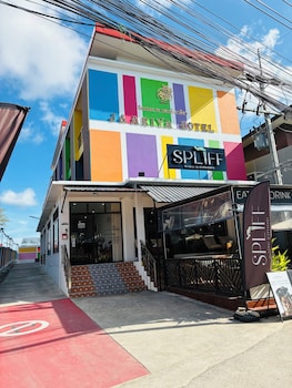 rainbow room no 13 front of haad rin