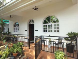 whispering palms anjuna