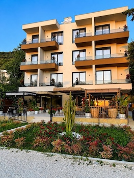 White Hill Radhime,,2 star