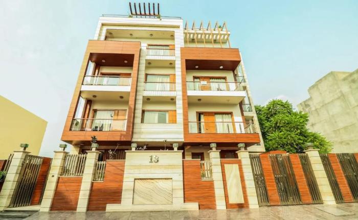 hotel platinum palace near medanta hospital sector 38