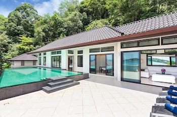 Luxury Beachfront Tai Pan Villa,,4 star