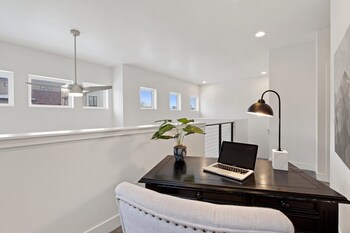 Steps From River & Old Town - Hot Tub & King Bd,,5 star