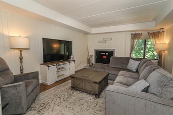 Seven Springs 2 Bedroom Premium Condo, Pet Friendly! By Redawning - Save 10% On 3 Nights, 15% On 5 Nights!,2 Mountain Villas Drive,3 star