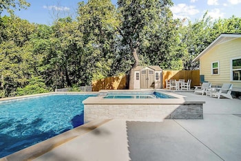 The Grove B Stylish Cottage - Walk To Main,215 Mistletoe St.,3 star