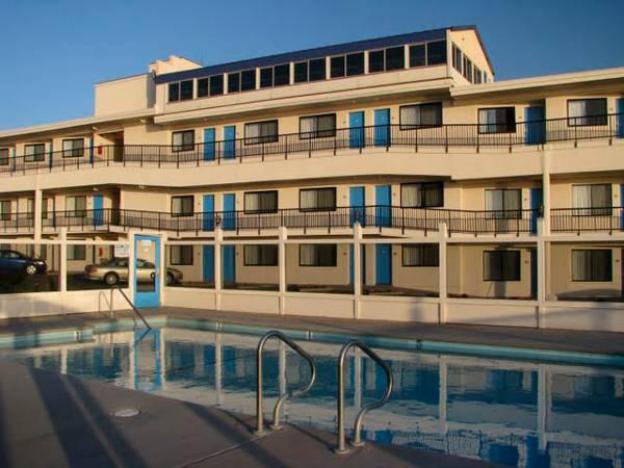 edgewater inn and suites